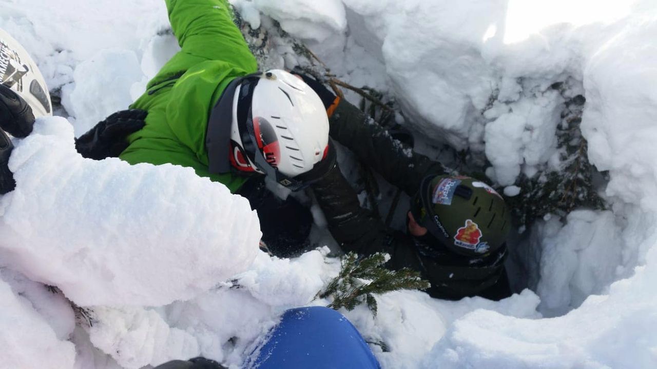 Snowboardzista wpadł do "studni" drzewnej. Akcja ratunkowa GOPR