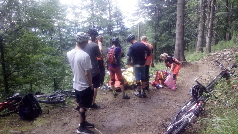GOPR. Akcja ratownicza w Beskidach po wypadku rowerzysty na szlaku górskim