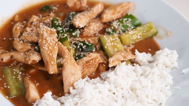 Stir fry z kurczakiem i ogórkiem