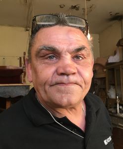 Ten bezdomny zawstydziłby wielu polskich biznesmenów. W starym magazynie ma prawdziwe skarby