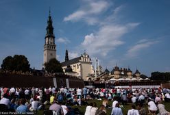 15 sierpnia w Częstochowie. Pielgrzymka dobiegła końca, a wierni modlą się przy obrazie Matki Boskiej Częstochowskiej