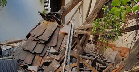 Zielona Góra. Zawalił się dach kamienicy, runął do ogródka restauracji pełnej klientów