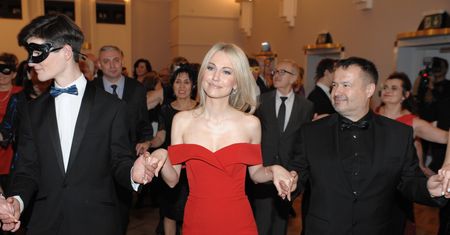 Magdalena Ogórek kusi nogą na balu dziennikarzy