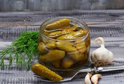 6 powodów, dlaczego nie warto wylewać wody po ogórkach kiszonych