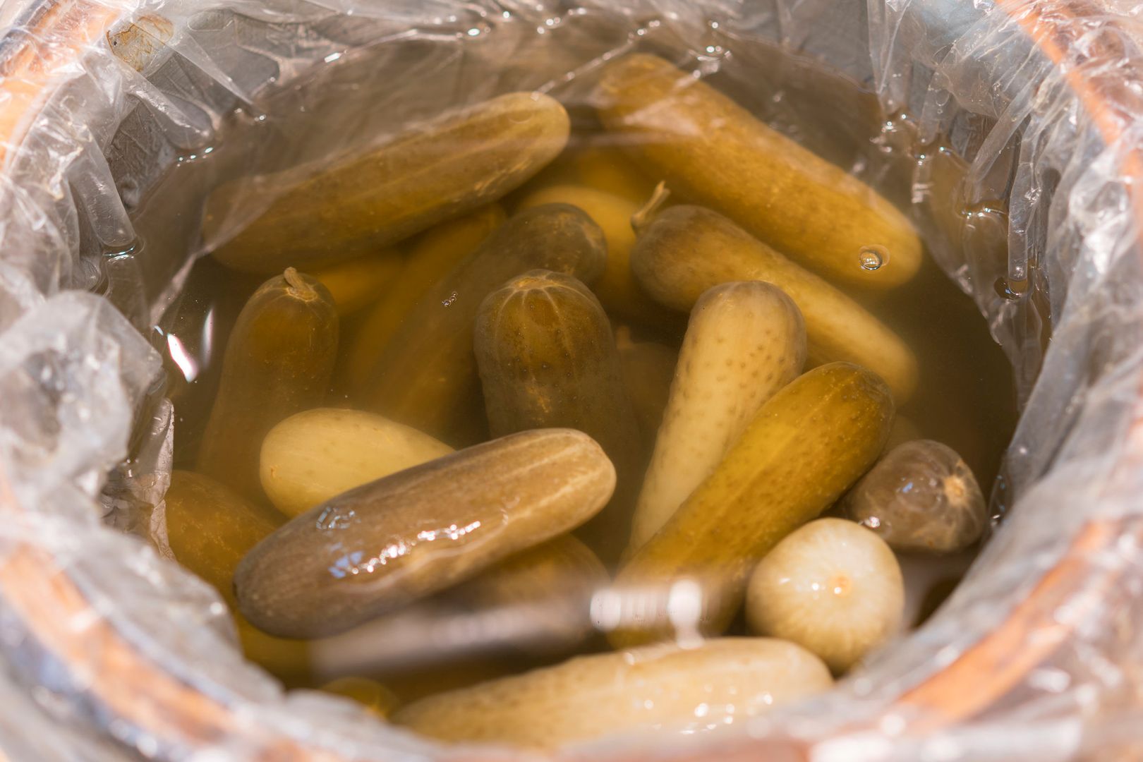 Podobnie jak w przypadku soku z ogórków kiszonych, zalewę warto wykorzystywać kulinarnie