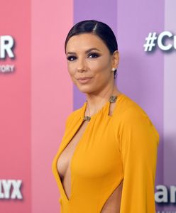 Eva Longoria na gali amfAR. Postawiła na ogromny dekolt i mocny kolor