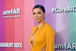Eva Longoria na gali amfAR. Postawiła na ogromny dekolt i mocny kolor