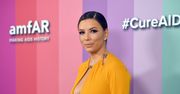 Eva Longoria na gali amfAR. Postawiła na ogromny dekolt i mocny kolor