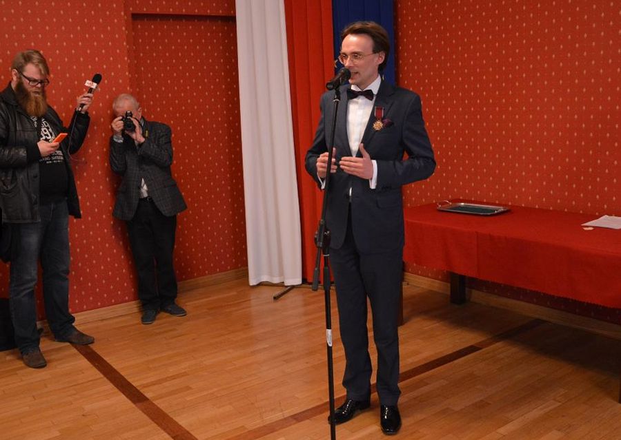 Dominik Górny stworzył kiczowaty teledysk. Dostał medal od prezydenta