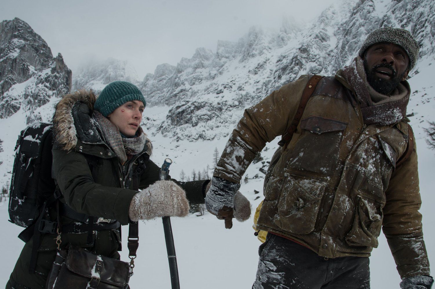 Kate Winslet i Idris Elba w filmie "Pomiędzy nami góry" 
