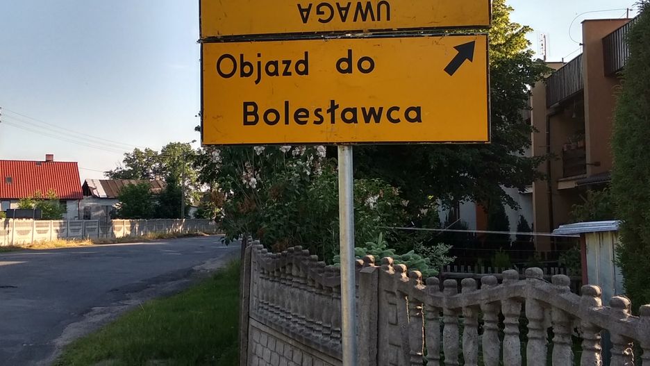 Zwykle źle ustawiony znak wprowadza chaos na skrzyżowaniu czy jest umiejscowiony tuż za pniem drzewa. Tym razem to coś więcej