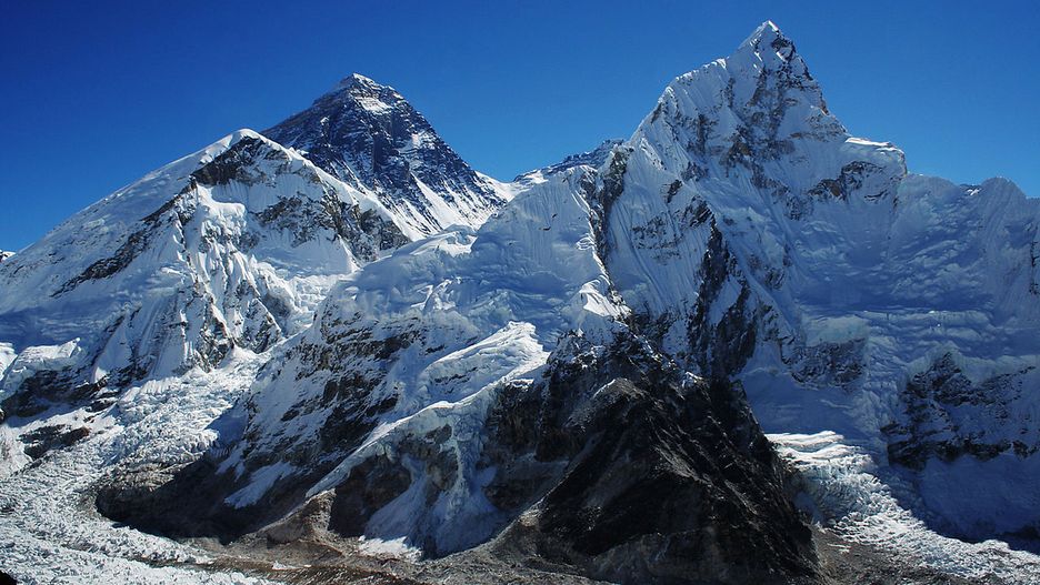 Temperatura idzie do góry, a Everest przypomina o ofiarach