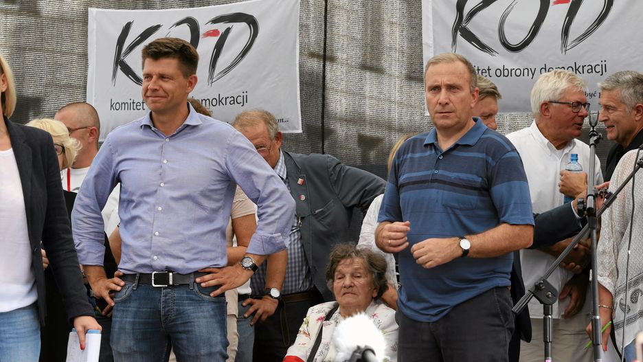 Ryszard Petru i Grzegorz Schetyna na manifestacji KOD.