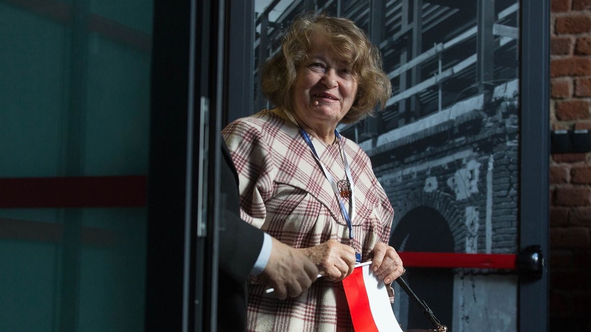 Łódź, 29.09.2018. Janina Goss, członkini zarządu Srebrnej wychodzi z konwencji wyborczej PiS.