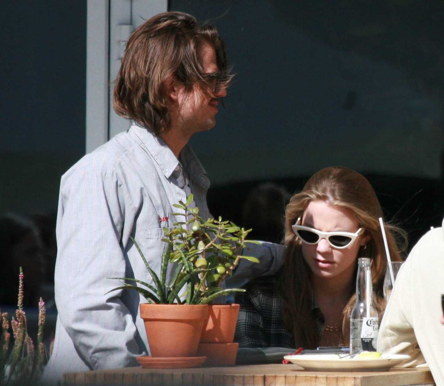 Iga Lis i Taco Hemingway w restauracji w Sopocie