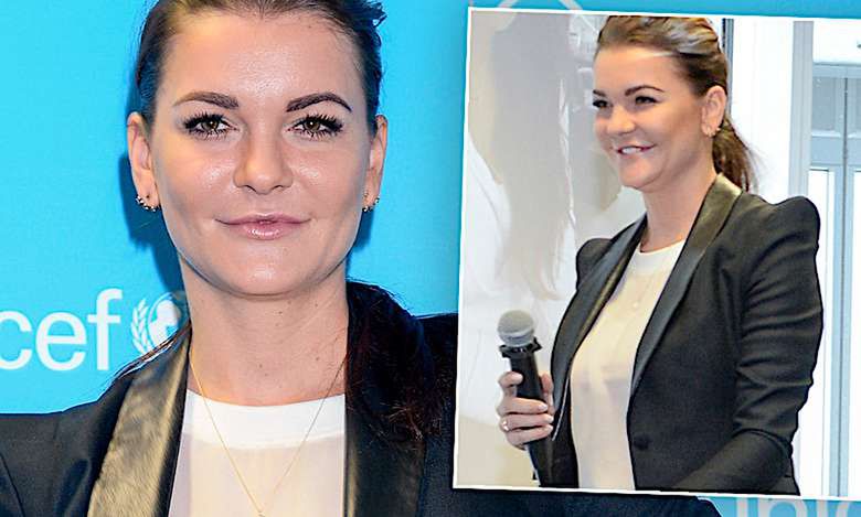 Elegancka Agnieszka Radwa�ńska została poważną panią ambasador! Sportowy dres zamieniła w oficjalny strój i wygląda w nim jak Victoria Beckham!