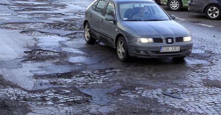 Jak jeździć po dziurawej jezdni, by nie uszkodzić auta?