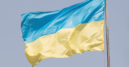Zerwał ukraińską flagę w szkole córki. "Ukraińcy to mordercy i zbrodniarze"