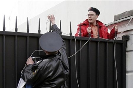 Prokremlowska młodzież sprofanowała flagę przed ambasadą Estonii