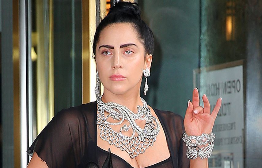 Lady Gaga nie do poznania na okładce "Harper's Bazaar"! Nie pozuje sama, jej towarzysz kradnie to zdjęcie
