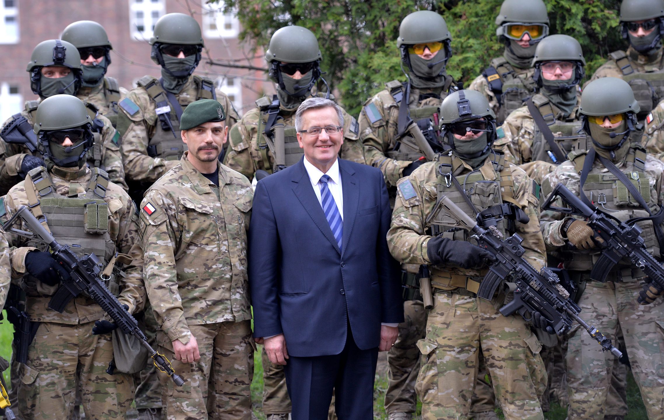 Prezydent Bronisław Komorowski i dowódca Jednostki Wojskowej AGAT płk Sławomir Berdychowski pozują do zdjęcia z żołnierzami 