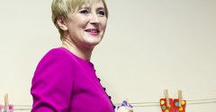 Agata Duda w pięknej fuksji w Intytucie Matki i Dziecka