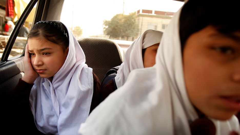 Dziewczynki sprzedane przez rodziny przyszłym mężom. Udało im się uciec i zamieszkać w ośrodku w Kabulu (Afganistan)