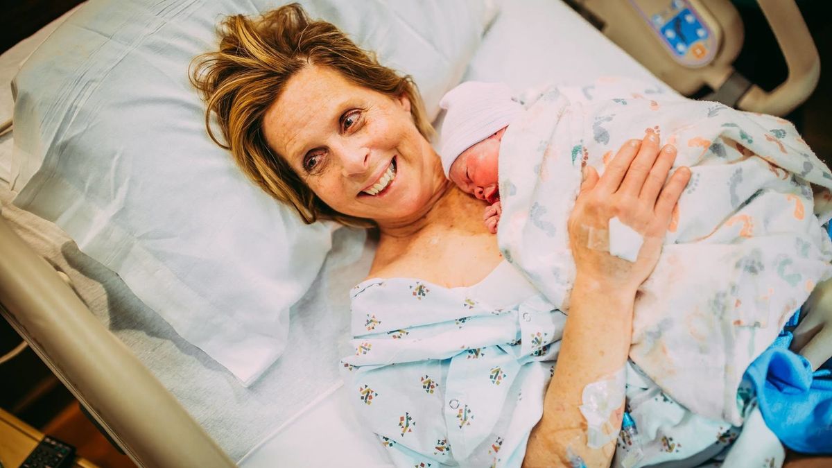 61-latka urodziła własną wnuczkę