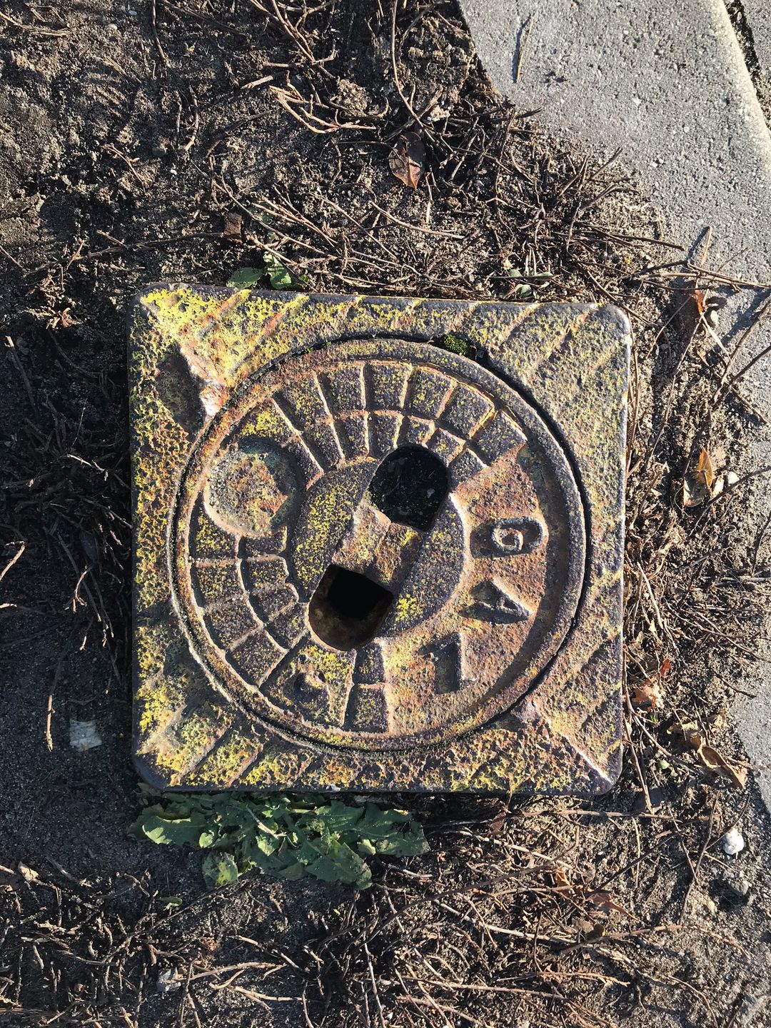 Skrzynka uliczna z zasuwą. 