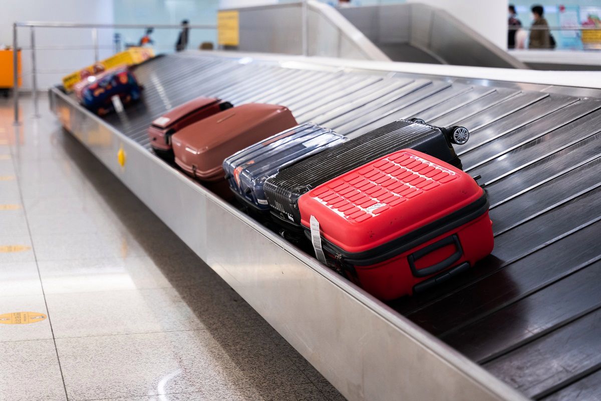 Smart bag z podłączoną baterią nie może być nadana do luku bagażowego ani zabierana na pokład samolotu. Fot. Getty Images