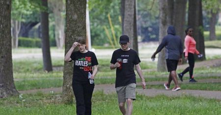Koronawirus roznosi się przez pot? Lekarze radzą, aby podczas spacerów unikać biegaczy