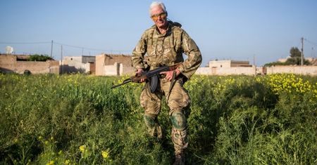 Ma prawie 70 lat i zaciągnął się, by walczyć z ISIS