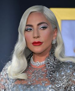 Zjawiskowa Lady Gaga cała w srebrze. Ta suknia zapiera dech w piersiach