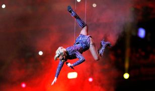 Lady Gaga skoczyła z dachu stadionu na Super Bowl! Niezapomniane widowisko