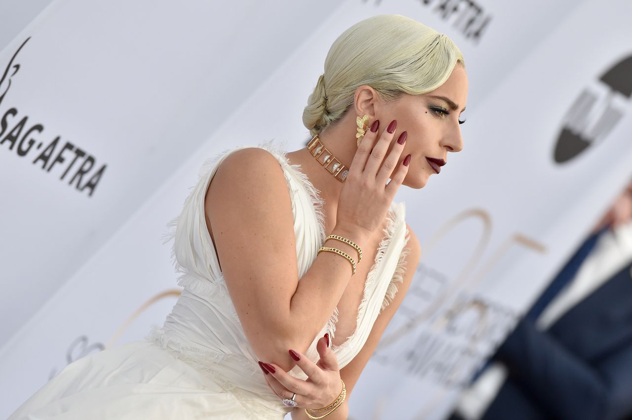 Lady Gaga pozuje na ściankach. Na każdym zdjęciu "boli ją ząb"