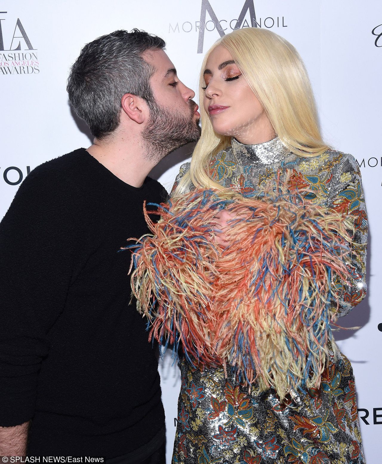 Lady Gaga robi dziwne miny na ściance. Wraca do starego stylu?