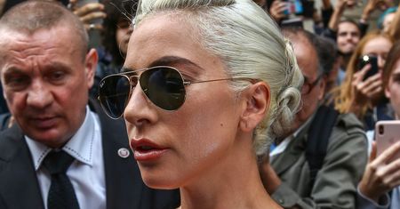 Lady Gaga w prześwitującej sukience. Promuje nowy film