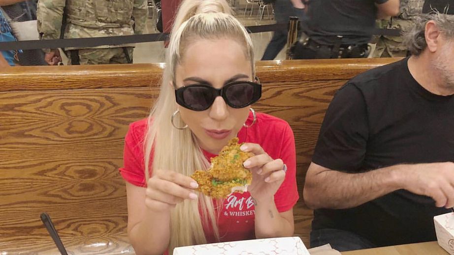 Lady Gaga i smażone, złote kurczaki.