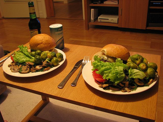 Przejadanie się jest bardzo powszechną przyczyną zgagi