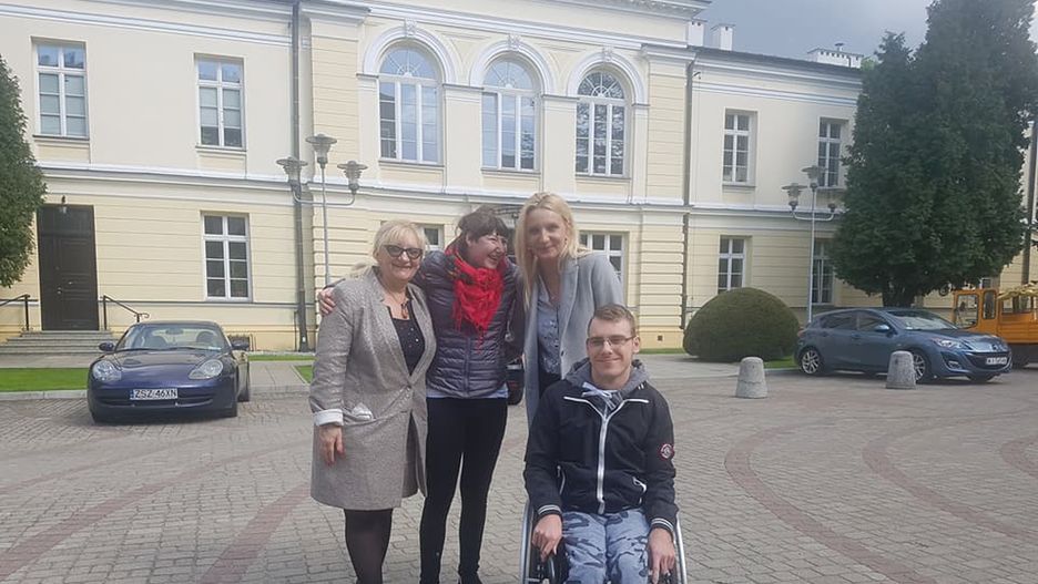 Posłowie w dalszym ciągu spotykają się z protestującymi
