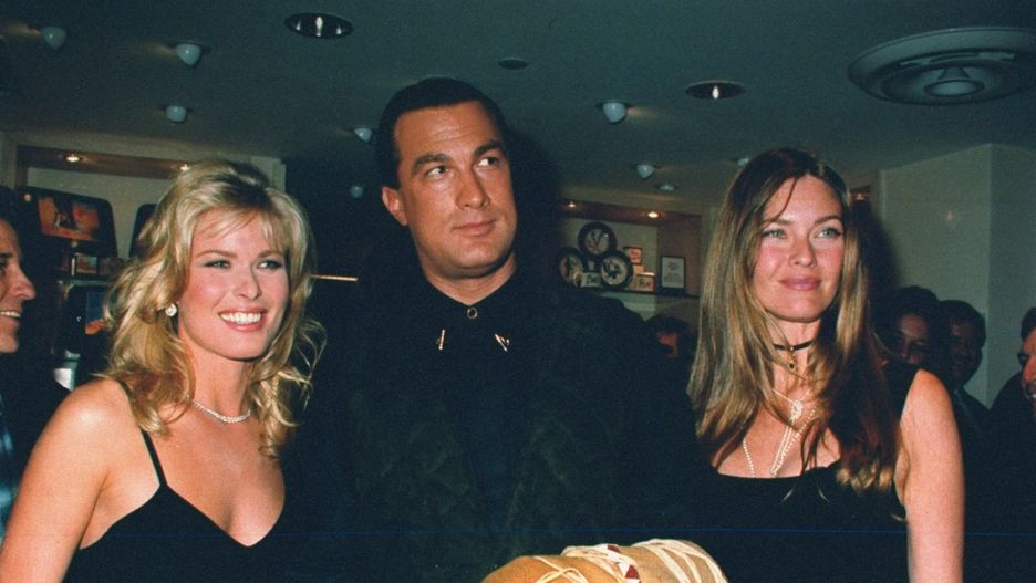 Steven Seagal w towarzystwie modelek: Vendeli (po lewej) i Carol Alt, 1993 r.