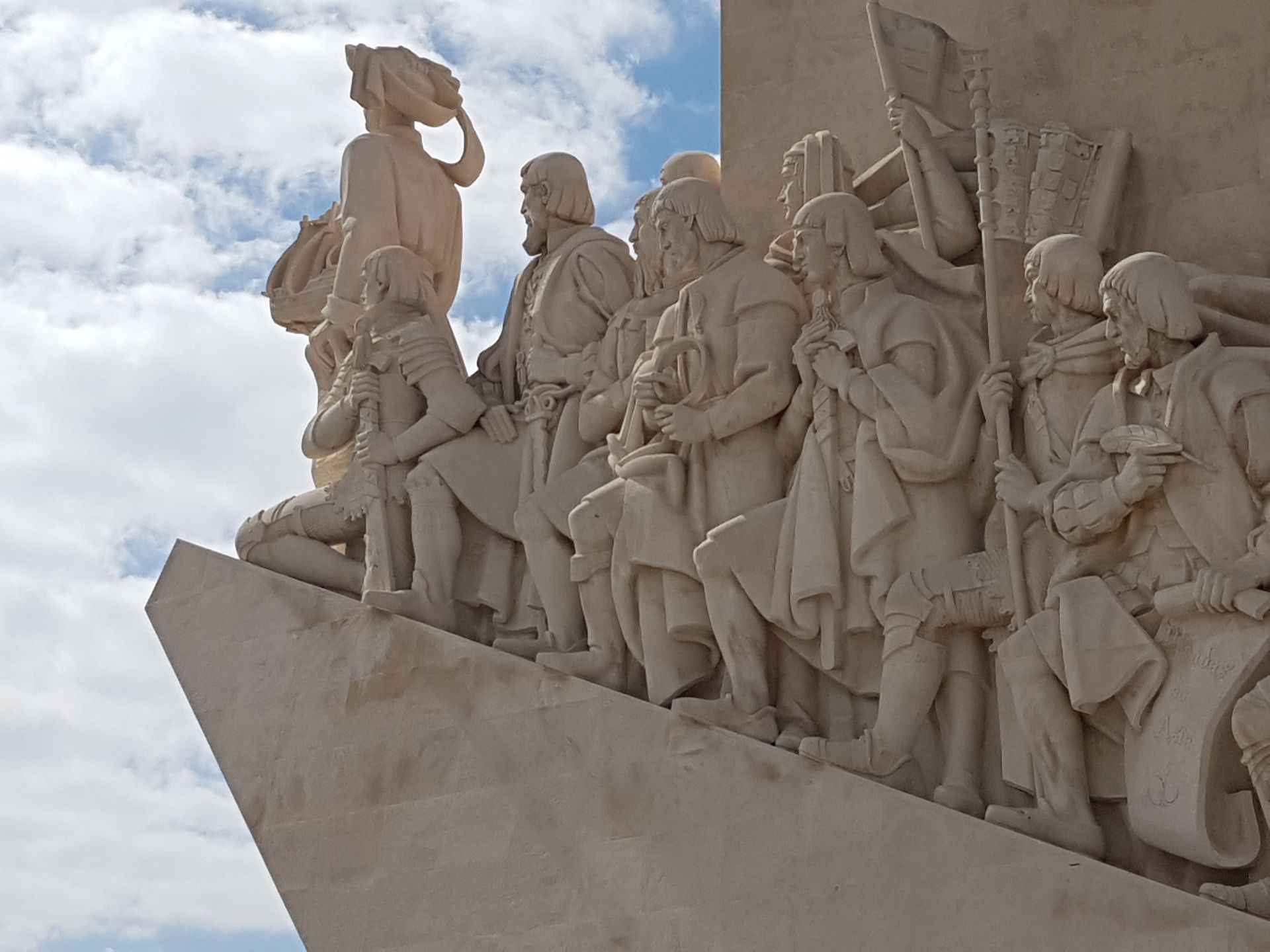 Pomnik Odkrywców, na którym uwiecznieni zostali m.in. Vasco da Gama czy Ferdynand Magellan, symbolizuje otwartość na świat i inność mieszkańców tego urokliwego kraju 