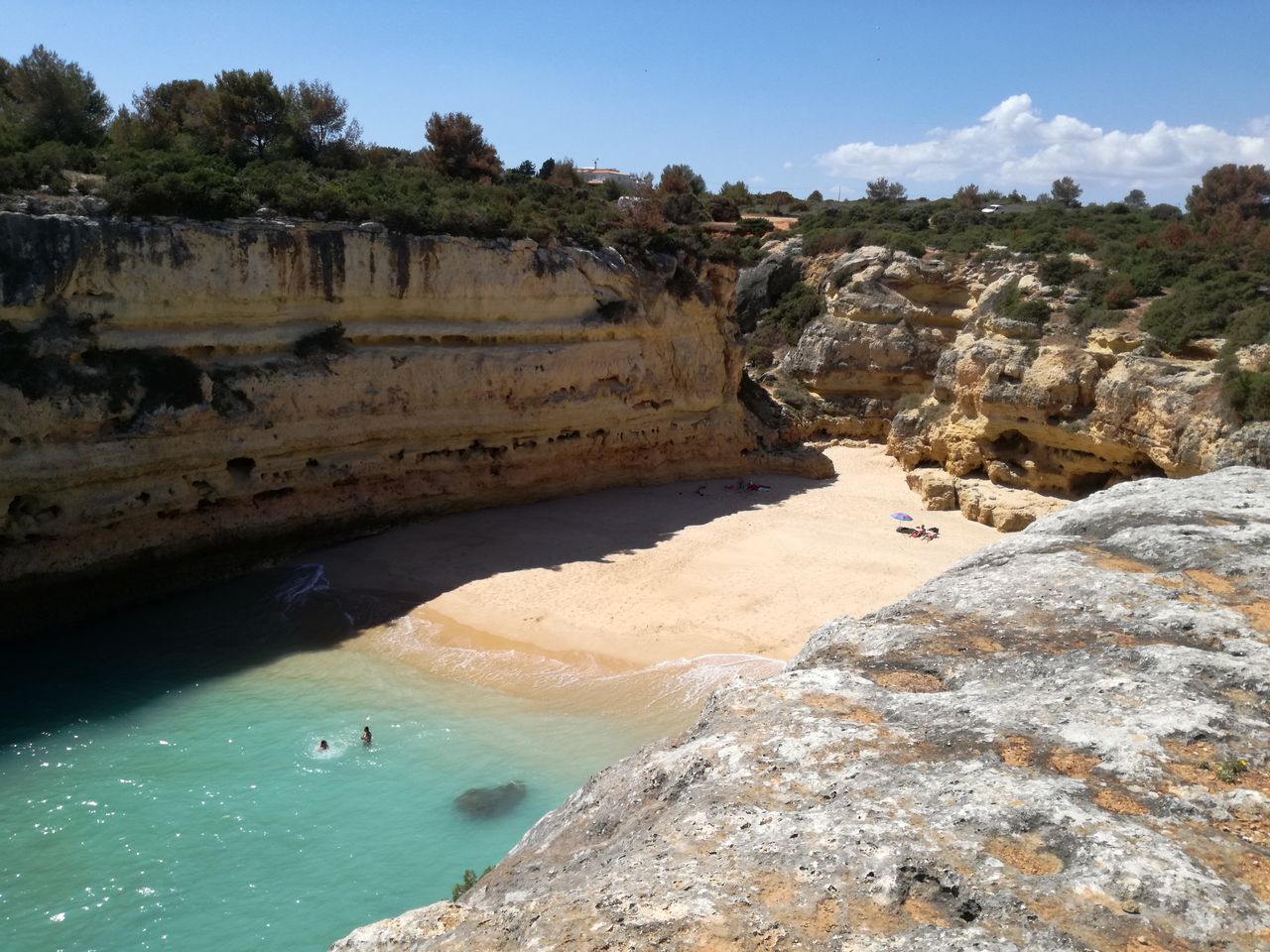 Ukryty skarb. Przepiękna plaża wśród klifów. Prawie nikt o niej nie wie