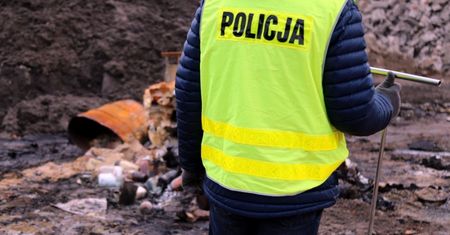 Nielegalne składowisko pod Wołominem. 56 beczek, 1000 pojemników i leki