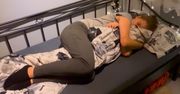 Tylko jeden typ kobiet śpi z kołdrą włożoną między nogami. Pozycja ta wiele o nich mówi