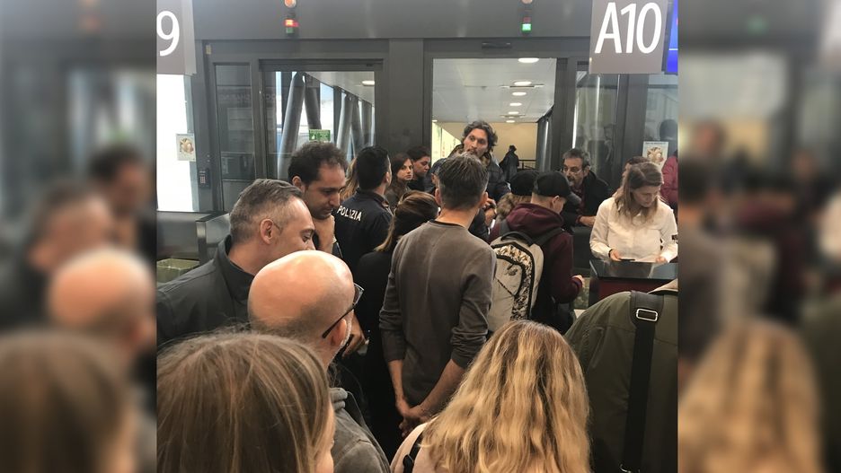 Pasażerowie na lotnisku w Bergamo