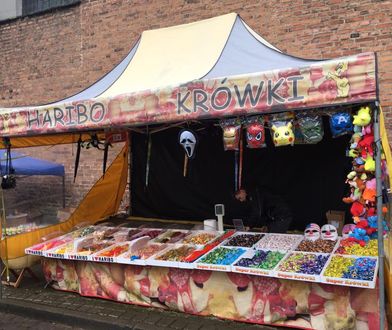 Pomodlisz się i posilisz. Żelki Haribo i dania z grilla na cmentarzach