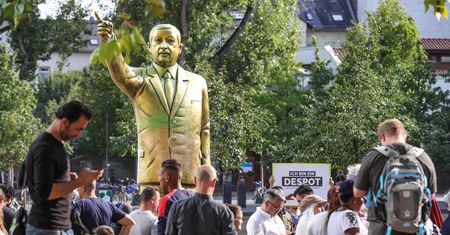Władze Wiebaden usunęły złotą statuę Recepa Erdogana