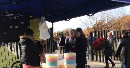 Obwarzanki, kiełbasa i żelki. "Kolorowe jarmarki" przed cmentarnymi bramami