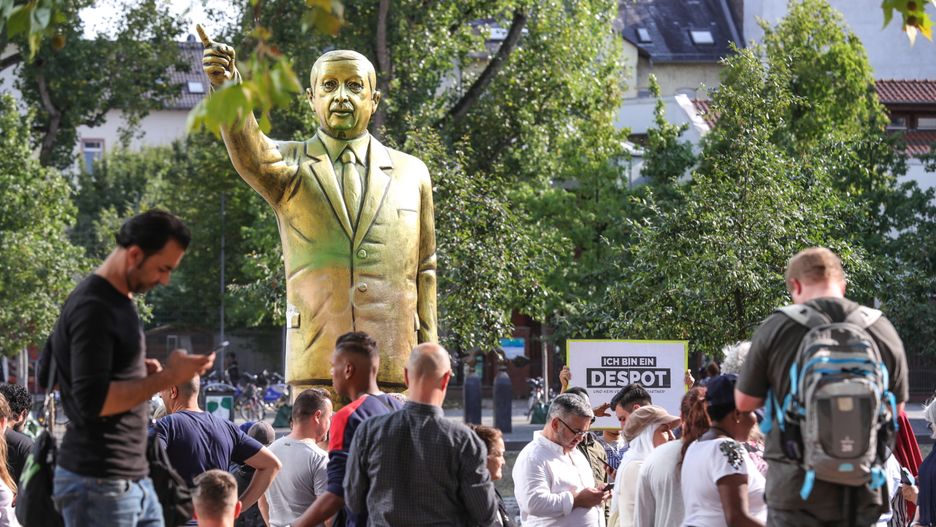 Gipsowa statua Recepa Erdogana jest dziełem szwajcarskiego artysty